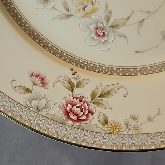 New Mikasa Grande Ivory Devonshire 12" Round Chop Plate Serving Platter L2825 - Picture 2 of 9